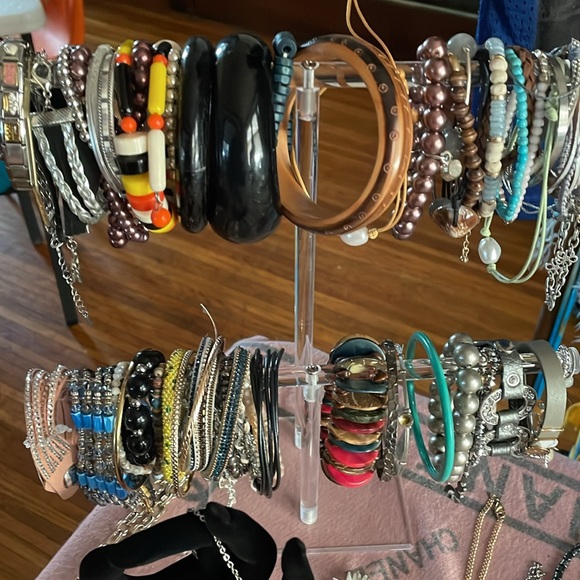 Like this listing to be notified when I go live, hope to see you there 🫶🏼❤️🥰 - Picture 5 of 10